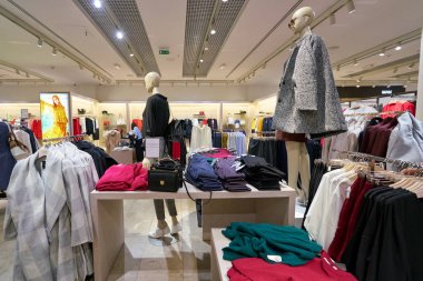 Saint Petersburg, Rusya Federasyonu - Ağustos, 2017 yaklaşık: Galeria alışveriş merkezi Mango içinde saklayın. Mango giyim tasarım ve üretim şirketi, Barcelona, İspanya'da kurulan vardır.