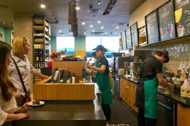 Saint Petersburg, Rusya Federasyonu - Ağustos, 2017 yaklaşık: İçinde Starbucks kahve dükkanı. Şirket ve kahvehane bir Amerikan kahve zinciri Starbucks kuruluştur.