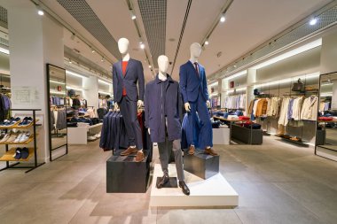 Saint Petersburg, Rusya Federasyonu - Ağustos, 2017 yaklaşık: Galeria alışveriş merkezi Mango adamın içinde saklayın. Mango giyim tasarım ve üretim şirketi, Barcelona, İspanya'da kurulan vardır.