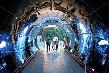 Seoul, Güney Kore - Haziran, 2017 yaklaşık: Namsan Seul Kulesi 1f - Oled tünel. OLED paneller Seviye 1-4 Namsan Seul kuleden her yerde görüntülenir.