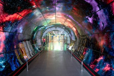 Seoul, Güney Kore - Haziran, 2017 yaklaşık: Namsan Seul Kulesi 1f - Oled tünel. OLED paneller Seviye 1-4 Namsan Seul kuleden her yerde görüntülenir.