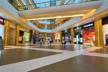 Saint Petersburg, Rusya Federasyonu - Ağustos, 2017 yaklaşık: Galeria alışveriş merkezi içinde. Galeria büyük alışveriş ve Eğlence Merkezi St. Petersburg şehir merkezinde yer almaktadır