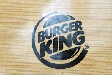 Incheon, Güney Kore - Mayıs, 2017 yaklaşık: yakından atış bir Burger King işaret. Burger King hamburger fast food restoranlar Amerikan küresel zinciridir. 