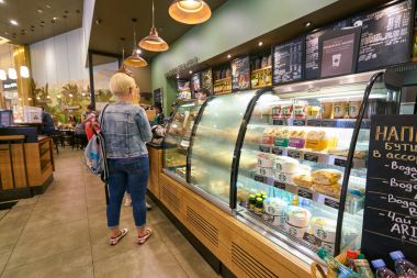 Saint Petersburg, Rusya Federasyonu - Ağustos, 2017 yaklaşık: Starbucks kahve dükkanında Galeria alışveriş merkezi. Şirket ve kahvehane bir Amerikan kahve zinciri Starbucks kuruluştur.