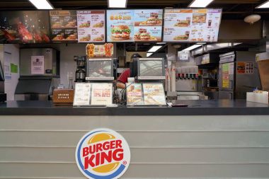 Incheon, Güney Kore - Mayıs, 2017 yaklaşık: Burger King Incheon Uluslararası Havaalanı'nda. Burger King hamburger fast food restoranlar Amerikan küresel zinciridir. 