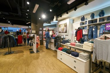 Saint Petersburg, Rusya Federasyonu - Ağustos, 2017 yaklaşık: Galeria alışveriş merkezi Tom Tailor içinde saklayın. Tom Tailor bir Alman yaşam tarzı giyim firmasıdır.