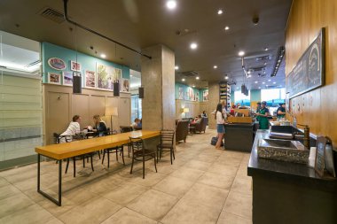 Saint Petersburg, Rusya Federasyonu - Ağustos, 2017 yaklaşık: İçinde Starbucks kahve dükkanı. Şirket ve kahvehane bir Amerikan kahve zinciri Starbucks kuruluştur.