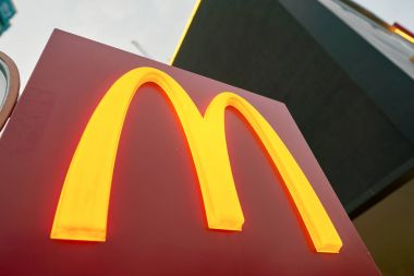 Busan, Güney Kore - Mayıs, 2017 yaklaşık: Mcdonald's işareti atış kadar kapatın. Bir Amerikan hamburger ve fast food restoran zinciri McDonald's olduğunu.