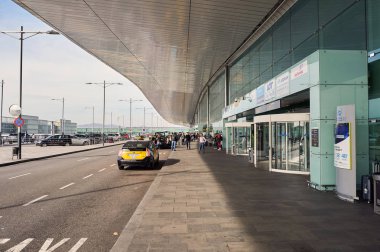 Barcelona, İspanya - Kasım, 2015 yaklaşık: Barcelona havaalanında gündüz. Barcelona El Prat Havaalanı uluslararası bir havaalanı var. Catalonia, İspanya ana Havaalanı olduğunu.