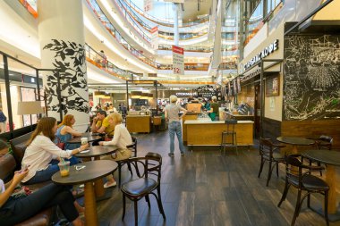 Saint Petersburg, Rusya Federasyonu - Ağustos, 2017 yaklaşık: Starbucks kahve dükkanında Saint Petersburg bir alışveriş merkezinde. Şirket ve kahvehane bir Amerikan kahve zinciri Starbucks kuruluştur.