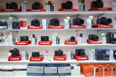 Hong Kong - Ocak, 2016 yaklaşık: bir elektronik mağazasında alışveriş merkezi Hong Kong. Alışveriş Hong Kong çok popüler bir sosyal aktivite olduğunu.