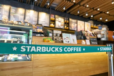 Busan, Güney Kore - Mayıs, 2017 yaklaşık: Starbucks kafede Busan tabelaya bardak kadar kapatın. Şirket ve kahvehane bir Amerikan kahve zinciri Starbucks kuruluştur.