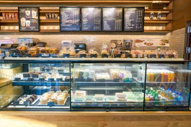 Busan, Güney Kore - Mayıs, 2017 yaklaşık: dava Starbucks coffee shop Busan içinde görüntüler. Şirket ve kahvehane bir Amerikan kahve zinciri Starbucks kuruluştur.