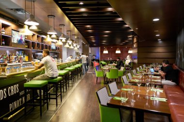 Doha, Katar - Mayıs, 2017 yaklaşık: Le Grand Comptoir Hamad Doha Uluslararası Havaalanı'nda içinde. Klas brasserie tarzı restoran Le Grand Comptoir olduğunu.
