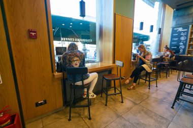Saint Petersburg, Rusya Federasyonu - Ağustos, 2017 yaklaşık: İçinde Starbucks kahve dükkanı. Şirket ve kahvehane bir Amerikan kahve zinciri Starbucks kuruluştur.