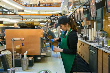 Saint Petersburg, Rusya Federasyonu - Ağustos, 2017 yaklaşık: işçi Saint Petersburg'daki Starbucks kahve dükkanında. Şirket ve kahvehane bir Amerikan kahve zinciri Starbucks kuruluştur.