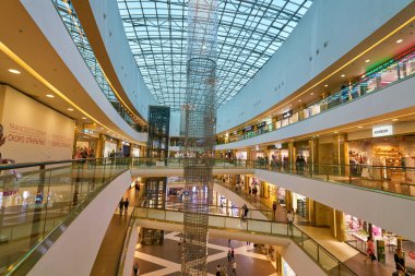 Saint Petersburg, Rusya Federasyonu - Ağustos, 2017 yaklaşık: Galeria alışveriş merkezi içinde. Galeria büyük alışveriş ve Eğlence Merkezi St. Petersburg şehir merkezinde yer almaktadır