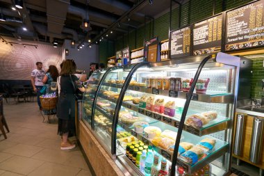 Saint Petersburg, Rusya Federasyonu - Ağustos, 2017 yaklaşık: Starbucks kahve dükkanında durumda görüntüler. Şirket ve kahvehane bir Amerikan kahve zinciri Starbucks kuruluştur.