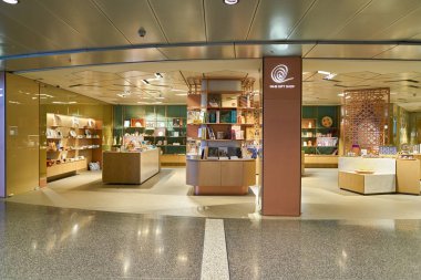 Doha, Katar - Mayıs, 2017 yaklaşık: Q Hediyelik eşya Hamad Uluslararası Havaalanı, Doha, Katar başkenti şehir.