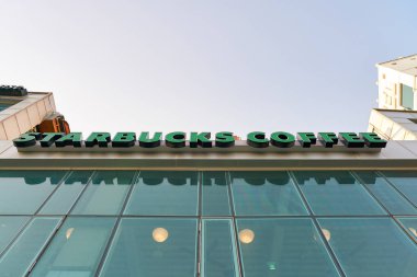 Busan, Güney Kore - Mayıs, 2017 yaklaşık: Starbucks kafede Busan. Şirket ve kahvehane bir Amerikan kahve zinciri Starbucks kuruluştur.