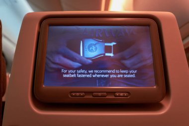 Incheon, Güney Kore - Haziran, 2017 yaklaşık: Qatar Airways Boeing 777, kabin içinde bir koltuk-arka ekran görüntüsünü yakından. Katar Havayolları, Katar devlet bayrak taşıyıcı olduğunu.