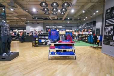 Saint Petersburg, Rusya Federasyonu - Ağustos, 2017 yaklaşık: içinde Nike mağaza Galeria alışveriş merkezi. 