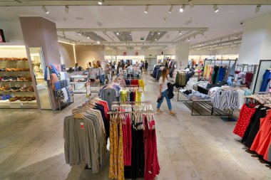 Saint Petersburg, Rusya Federasyonu - Ağustos, 2017 yaklaşık: Galeria alışveriş merkezi Mango içinde saklayın. Mango giyim tasarım ve üretim şirketi, Barcelona, İspanya'da kurulan vardır.