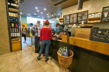 Saint Petersburg, Rusya Federasyonu - Ağustos, 2017 yaklaşık: İçinde Starbucks kahve dükkanı. Şirket ve kahvehane bir Amerikan kahve zinciri Starbucks kuruluştur.