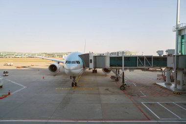 Incheon, Güney Kore - Mayıs, 2017 yaklaşık: Kore hava uçak Incheon Uluslararası Havaalanı'nda asfalt üzerinde. Incheon Havalimanı Seul Capital Area hizmet birincil havaalanıdır.