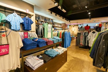 Saint Petersburg, Rusya Federasyonu - Ağustos, 2017 yaklaşık: Galeria alışveriş merkezi Tom Tailor içinde saklayın. Tom Tailor bir Alman yaşam tarzı giyim firmasıdır.