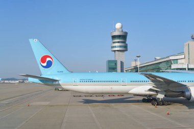 Incheon, Güney Kore - Mayıs, 2017 yaklaşık: Kore hava uçak Incheon Uluslararası Havaalanı'nda asfalt üzerinde. Incheon Havalimanı Seul Capital Area hizmet birincil havaalanıdır.