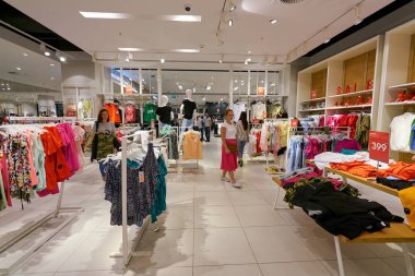 Saint Petersburg, Rusya Federasyonu - Ağustos, 2017 yaklaşık: Galeria alışveriş merkezi ayrılmış içinde saklayın. Lehçe giyim mağaza zinciri ayrılmıştır.