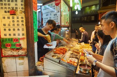 Hong Kong - 25 Aralık 2015: Kowloon, sokak gıda durak geceleri. Kowloon Hong Kong Kowloon Yarımadası ve yeni Kowloon oluşan bir alandır.