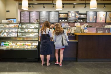 Starbucks coffee shop Busan, Busan, Güney Kore - Mayıs, 2017 yaklaşık: Satış alanı. Şirket ve kahvehane bir Amerikan kahve zinciri Starbucks kuruluştur.