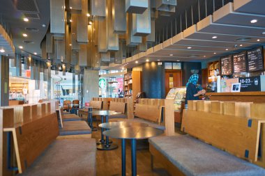 Shenzhen, Çin - Ekim 2015 yaklaşık: Shenzhen Starbucks kahve içinde alışveriş. Şirket ve kahvehane bir Amerikan kahve zinciri Starbucks kuruluştur.