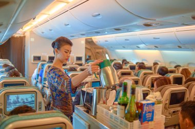 Singapur - 03 Kasım 2015: uçuş görevlisi hizmet yiyecek ve içecek Singapur Hava Yolları'nın Airbus A380, uçaktaki yolcuları için