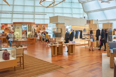 Singapur - 08 Kasım 2015: Louis Vuitton mağaza içinde. Louis Vuitton bir Fransız moda evi ve lüks perakende şirketidir.