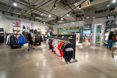 Saint Petersburg, Rusya Federasyonu - Ağustos, 2017 yaklaşık: Galeria alışveriş merkezi Adidas içinde saklayın. Adidas Ag tasarımları ve ayakkabı, giyim ve aksesuarları üreten bir Alman çok uluslu şirket olduğunu.