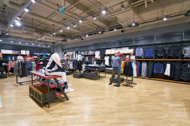 Saint Petersburg, Rusya Federasyonu - Ağustos, 2017 yaklaşık: içinde Nike mağaza Galeria alışveriş merkezi. 