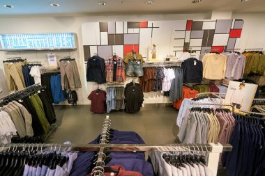 Saint Petersburg, Rusya Federasyonu - Ağustos, 2017 yaklaşık: Galeria alışveriş merkezi Topman içinde saklayın. Galeria büyük alışveriş ve Eğlence Merkezi St. Petersburg şehir merkezinde yer almaktadır