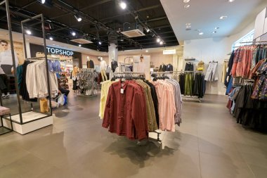 Saint Petersburg, Rusya Federasyonu - Ağustos, 2017 yaklaşık: Galeria alışveriş merkezi Topman içinde saklayın. Galeria büyük alışveriş ve Eğlence Merkezi St. Petersburg şehir merkezinde yer almaktadır