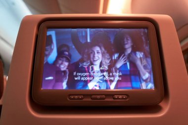 Incheon, Güney Kore - Haziran, 2017 yaklaşık: Qatar Airways Boeing 777, kabin içinde bir koltuk-arka ekran görüntüsünü yakından. Katar Havayolları, Katar devlet bayrak taşıyıcı olduğunu.