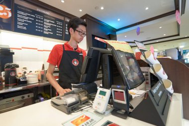 Hong Kong - 28 Ocak 2016: genç erkek kafe görevli Pasifik kahve.