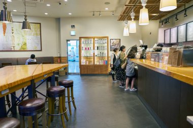Busan, Güney Kore - Mayıs, 2017 yaklaşık: Starbucks kahve içinde Busan'da alışveriş. Şirket ve kahvehane bir Amerikan kahve zinciri Starbucks kuruluştur.