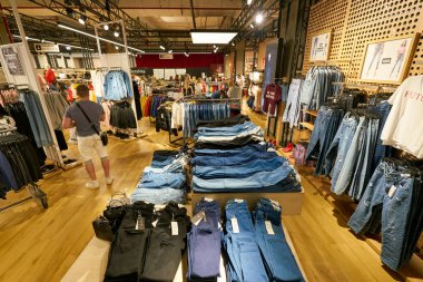 Saint Petersburg, Rusya Federasyonu - Ağustos, 2017 yaklaşık: Bershka mağaza Galeria alışveriş merkezi. Bershka bir perakendeci ve İspanyol Inditex grubun parçası olduğunu