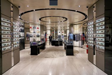 Doha, Katar - Mayıs, 2017 yaklaşık: Giorgio Armani mağaza Hamad Uluslararası Havaalanı, Doha, Katar başkenti şehir.