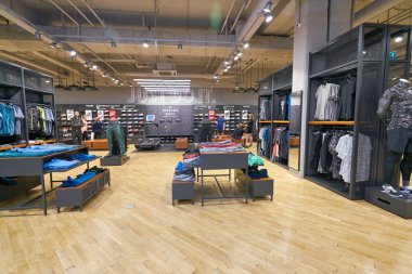Saint Petersburg, Rusya Federasyonu - Ağustos, 2017 yaklaşık: içinde Nike mağaza Galeria alışveriş merkezi. 
