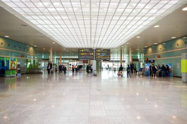 Barcelona, İspanya - Kasım, 2015 yaklaşık: Barcelona Havaalanı içinde. Barcelona El Prat Havaalanı uluslararası bir havaalanı var. Catalonia, İspanya ana Havaalanı olduğunu.