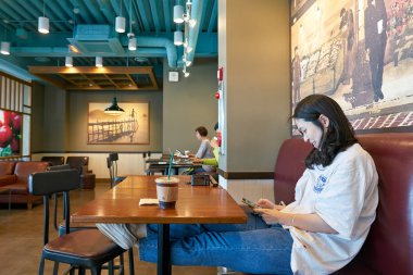 Busan, Güney Kore - Mayıs, 2017 yaklaşık: Starbucks kahve içinde Busan'da alışveriş. Şirket ve kahvehane bir Amerikan kahve zinciri Starbucks kuruluştur.