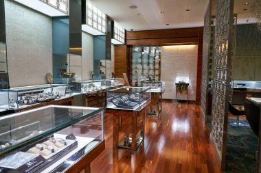 Doha, Katar - Mayıs, 2017 yaklaşık: Hamad Uluslararası Havaalanı, Doha, Katar sermaye city mağazasında.